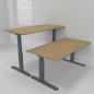 Preview: Doppelarbeitsplatz 163 x 160 cm HMK1 elektrisch höhenverstellbare Schreibtische Gestell Grafit Tischplatten Asteiche