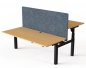 Preview: elektrisch höhenverstellbarer Doppelschreibtisch 180x160cm Gestell schwarz Dekor Buche Abbildung mit optionaler Tischtrennwand