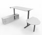 Preview: Komplettarbeitsplatz DSMB elektrisch höhenverstellbarer Schreibtisch mit Sideboard und Beratertisch Gestell Grafit Dekor Weiß