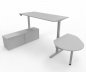 Preview: Komplettarbeitsplatz DSMB elektrisch höhenverstellbarer Schreibtisch mit Sideboard und Beratertisch Gestell Silber Dekor Lichtgrau