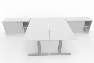 Doppelarbeitsplatz HMK2 elektrisch höhenverstellbare Schreibtische mit Schiebetürenschrank Dekor Weiß