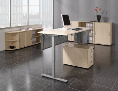 Elektrisch höhenverstellbarer Schreibtisch Einrichungsbeispiel