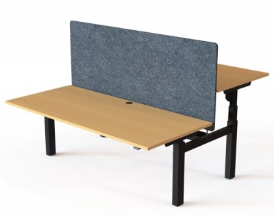 elektrisch höhenverstellbarer Doppelschreibtisch 180x160cm Gestell schwarz Dekor Buche Abbildung mit optionaler Tischtrennwand