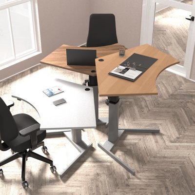 Schreibtisch CST Trapezform elektrisch höhenverstellbar Stellbeispiel Gruppenarbeitsplatz