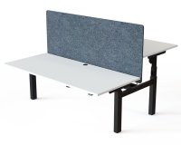elektrisch höhenverstellbarer Doppelschreibtisch 180x160cm Gestell schwarz Dekor Weiß Abbildung mit optionaler Tischtrennwand